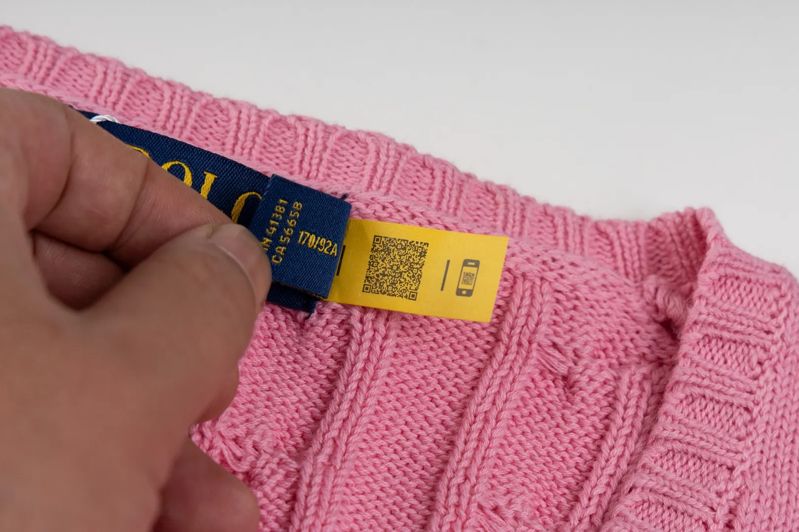 P210 #R90 RALPH LAUREN Thirteen colors of Ralph Lauren classic small label embroidery V-neck pullover cable cardigan sweater women's top, high-density LOGO embroidery on the chest, original customization of tag accessories. Made of pure cotton yarn, pure cotton is skin-friendly and comfortable, small label war horse embroidered twist button V-neck sweater🐎High quality, follow the blogger to learn how to wear it! Let’s buy a Ralph Lauren cable sweater. It’s a super hard-to-find series after it became popular. It’s hard to find one on the official website. It’s simple and practical to wear, with a lazy and loose feel. The thickened fabric has more texture, feels soft and delicate, and has a loose fit. Whether worn alone or layered, you can wear different styles of fashion with just one piece!   Size： Sleeve length: 60/61/62/63